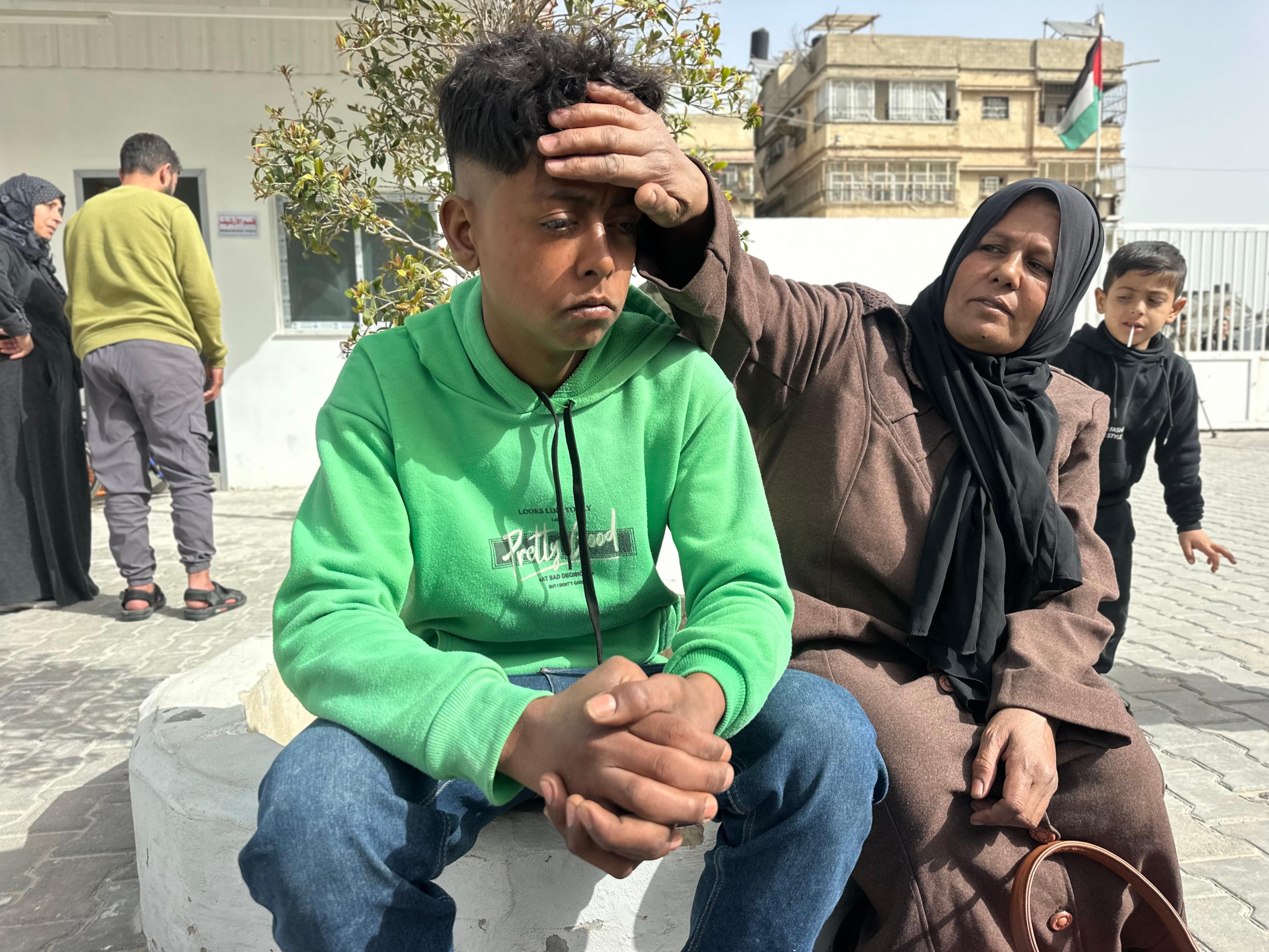 Alívio para pacientes que saem de Gaza com a abertura de Rafah, mas milhares ainda esperam